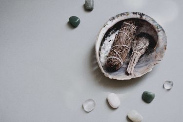 atados herbales de salvia y abulón