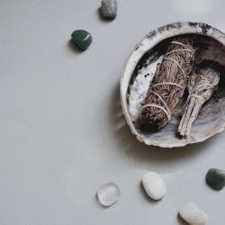 atados herbales de salvia y abulón